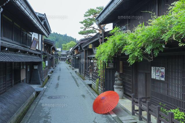 春の高山の古い街並とカサ
(c)NOBUAKI SUMIDA/SEBUN PHOTO