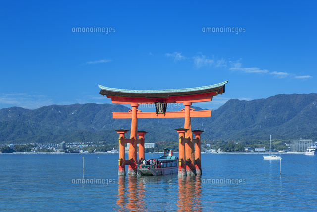 秋の宮島の大鳥居と遊覧船
(c)NOBUAKI SUMIDA/SEBUN PHOTO