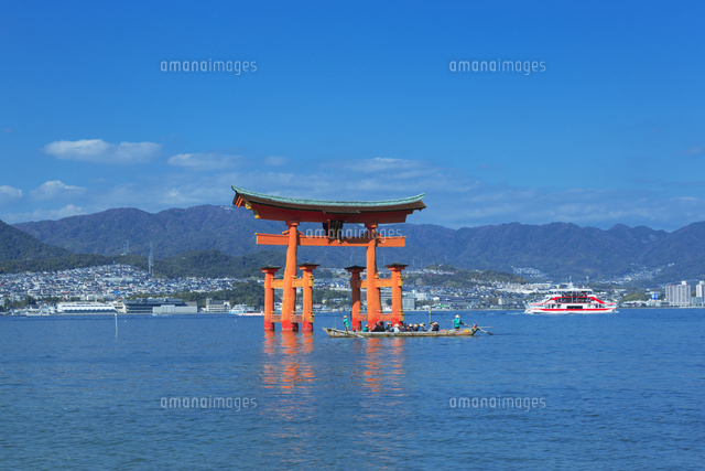 秋の宮島の大鳥居と遊覧船
(c)NOBUAKI SUMIDA/SEBUN PHOTO