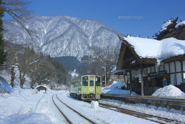 雪の湯野上温泉駅と電車
(c)NOBUAKI SUMIDA/SEBUN PHOTO