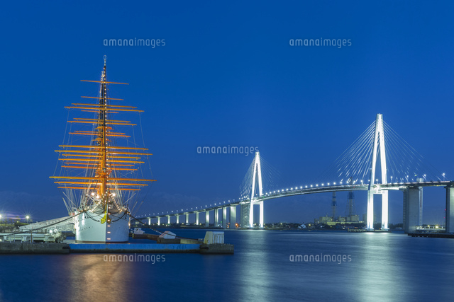 新湊大橋と海王丸の夕景
(c)NOBUAKI SUMIDA/SEBUN PHOTO