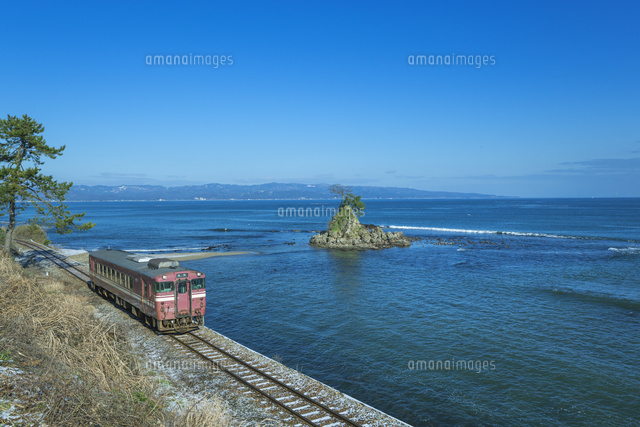 JR氷見線と富山湾と女岩
(c)NOBUAKI SUMIDA/SEBUN PHOTO