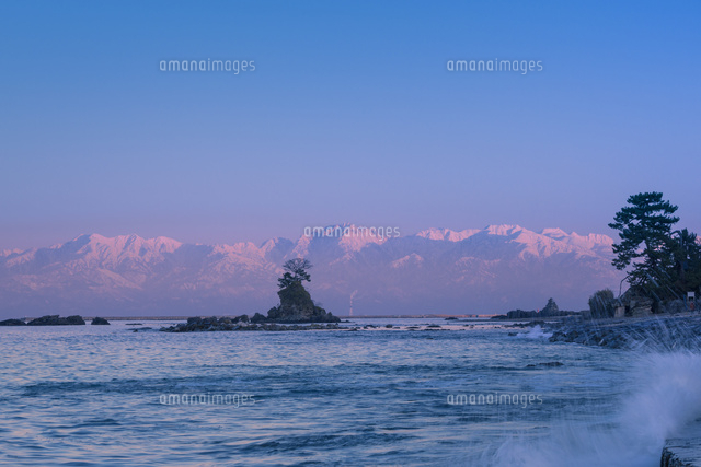 雨晴海岸と立山連峰の夕景
(c)NOBUAKI SUMIDA/SEBUN PHOTO