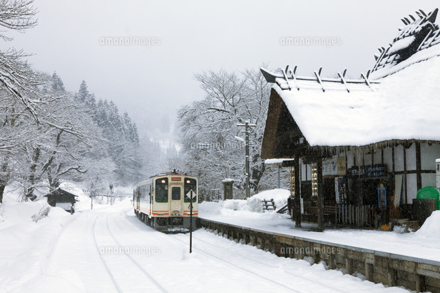 雪の湯野上温泉駅と電車
(c)NOBUAKI SUMIDA/SEBUN PHOTO