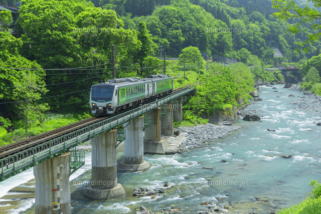 新緑の電車と姫川
(c)NOBUAKI SUMIDA/SEBUN PHOTO