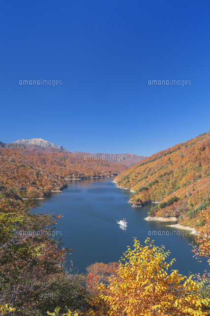 紅葉の奥只見湖と遊覧船
(c)NOBUAKI SUMIDA/SEBUN PHOTO