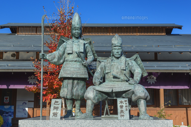 秋の木曽義仲と巴御前の像
(c)NOBUAKI SUMIDA/SEBUN PHOTO