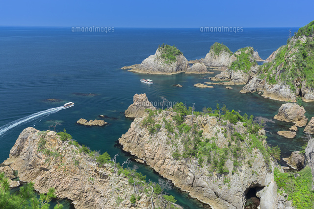 浦富海岸と遊覧船
(c)NOBUAKI SUMIDA/SEBUN PHOTO