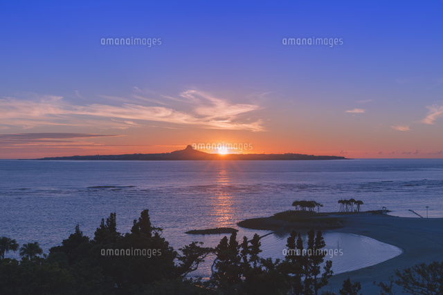 伊江島と海洋博公園の夕日
(c)NOBUAKI SUMIDA/SEBUN PHOTO