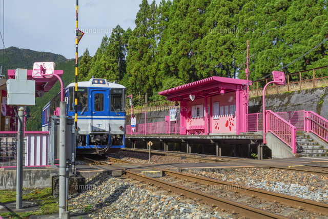 ピンクの駅舎
(c)NOBUAKI SUMIDA/SEBUN PHOTO