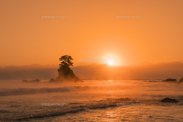 雨晴海岸の朝日
(c)NOBUAKI SUMIDA/SEBUN PHOTO