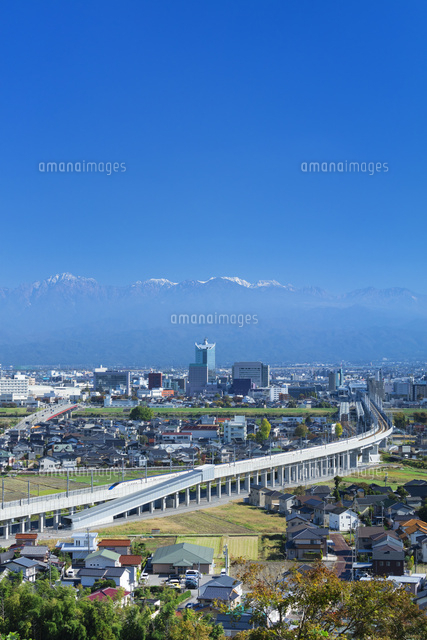 秋の北陸新幹線と富山市街
(c)NOBUAKI SUMIDA/SEBUN PHOTO