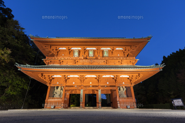 高野山の大門の夕景
(c)NOBUAKI SUMIDA/SEBUN PHOTO