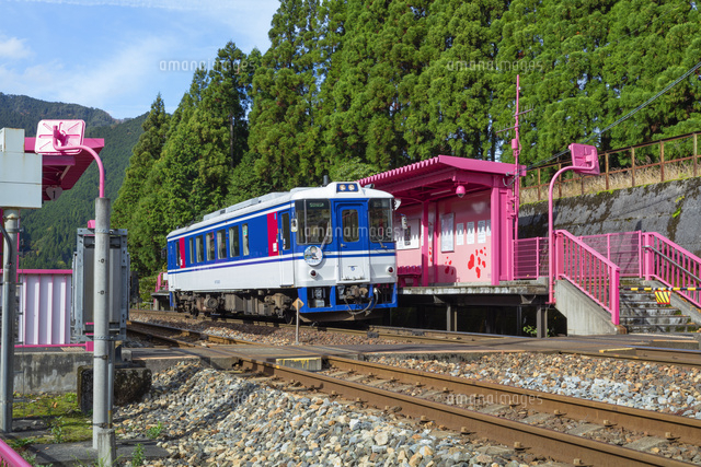 ピンクの駅舎
(c)NOBUAKI SUMIDA/SEBUN PHOTO