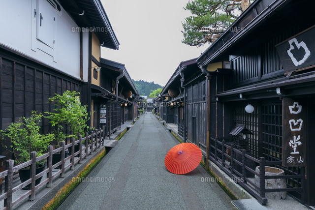 春の高山の古い街並みとカサ
(c)NOBUAKI SUMIDA/SEBUN PHOTO