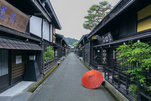 春の高山の古い街並みとカサ
(c)NOBUAKI SUMIDA/SEBUN PHOTO