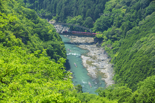 新緑のトロッコ列車と保津峡下り
(c)NOBUAKI SUMIDA/SEBUN PHOTO