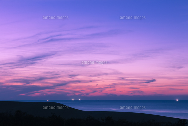 鳥取砂丘の夕景と漁火
(c)NOBUAKI SUMIDA/SEBUN PHOTO