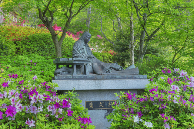 ツツジ咲く紫式部像
(c)NOBUAKI SUMIDA/SEBUN PHOTO