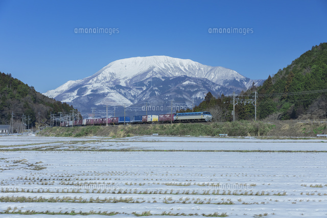 雪の伊吹山とJR東海道本線
(c)NOBUAKI SUMIDA/SEBUN PHOTO