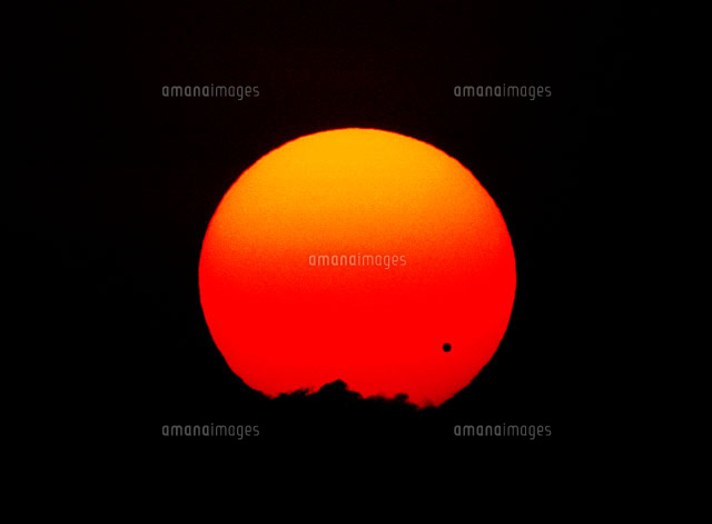 金星の太陽面通過 日の出時 01808015017 の写真素材 イラスト素材 アマナイメージズ
