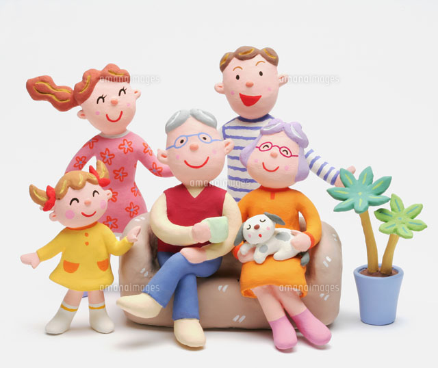 ソファーに腰掛け寄り添う老夫婦を囲む家族 02237011684 の写真素材