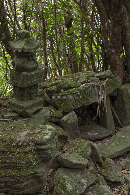 安満岳の石祠 の写真素材 イラスト素材 アマナイメージズ