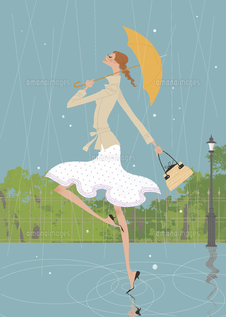 梅雨の雨の中公園で傘を持ちながらスキップする女性
(c)Yuko Yoshioka