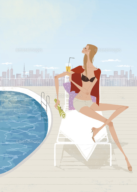 夏のプールサイドでベンチに座りオレンジジュースを飲む女性
(c)Yuko Yoshioka