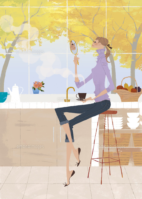 キッチンでコーヒーを飲みながら鏡を見る女性
(c)Yuko Yoshioka