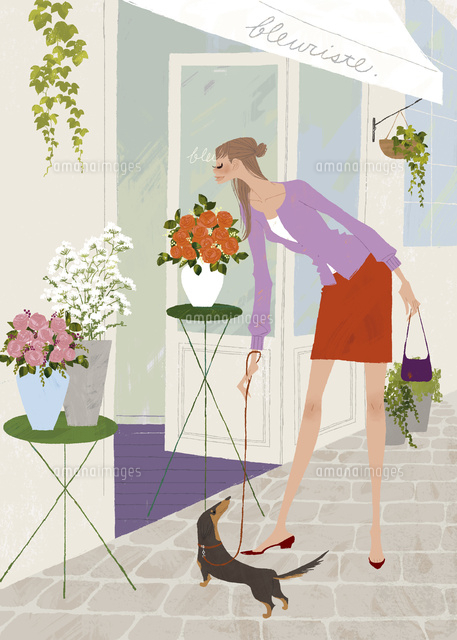 春の花屋の前で犬の散歩をしながら花を愛でる女性
(c)Yuko Yoshioka