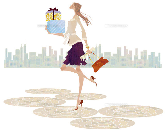 街で沢山荷物を抱え買い物する嬉しそうな女性
(c)Yuko Yoshioka