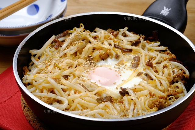 ビビン焼きうどん の写真素材 イラスト素材 アマナイメージズ