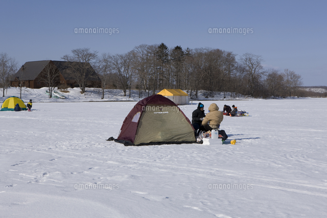 冬の塘路湖 ワカサギ釣り 02846000868 の写真素材 イラスト素材 アマナイメージズ
