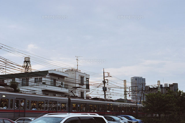 夕方の街と電車 20021002298 の写真素材 イラスト素材 アマナイメージズ