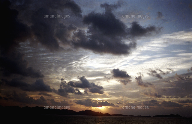 沖縄の慶留間島から見た朝陽
(c)MAI TANAKA/「PHaT PHOTO’S」