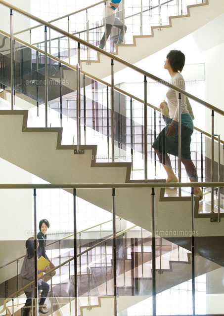 大学講内の階段を上る大学生たち
(c)artparadigm