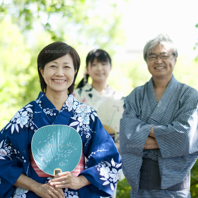 浴衣姿で微笑む家族 20027008203 の写真素材 イラスト素材 アマナ