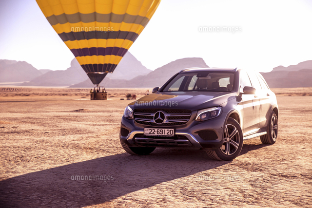 Mercedes Benz Glc250 Suv Rear Air Balloon Wadi Rum の写真素材 イラスト 素材 アマナイメージズ