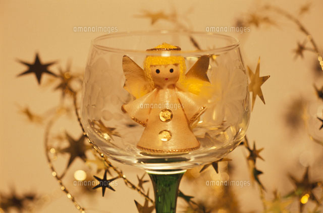 グラスに入った天使の人形 21042000265 の写真素材 イラスト素材