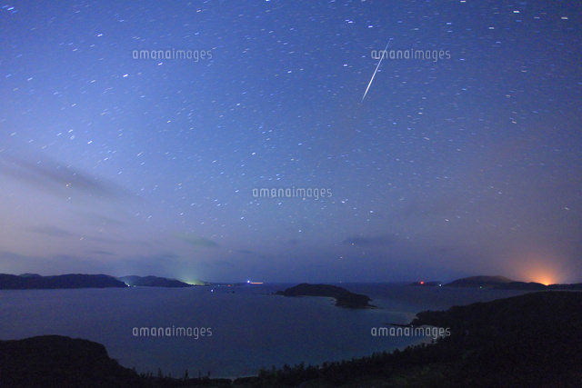 高月山展望台から望む安室島と古座間味ビーチと流星と南十字星
(c)Mitsushi Okada/orion