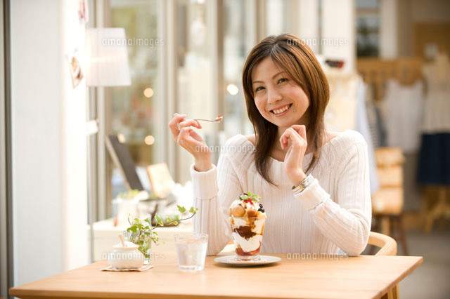パフェを食べる女性 の写真素材 イラスト素材 アマナイメージズ