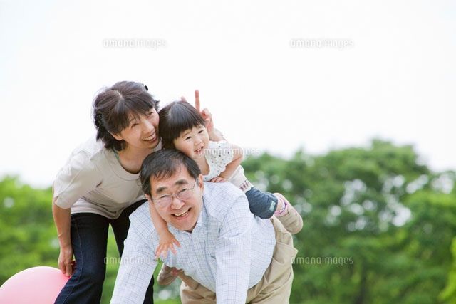 公園で遊ぶ祖父母と孫[22946001557C]の写真素材・イラスト素材｜アマナイメージズ