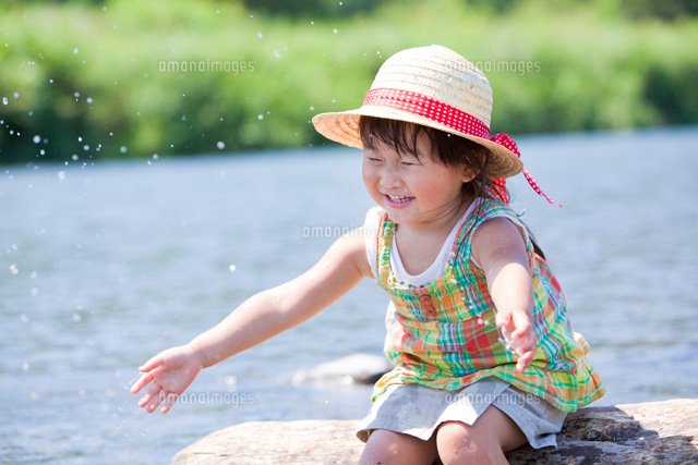 川で水遊びをする女の子 22946002051 の写真素材 イラスト素材