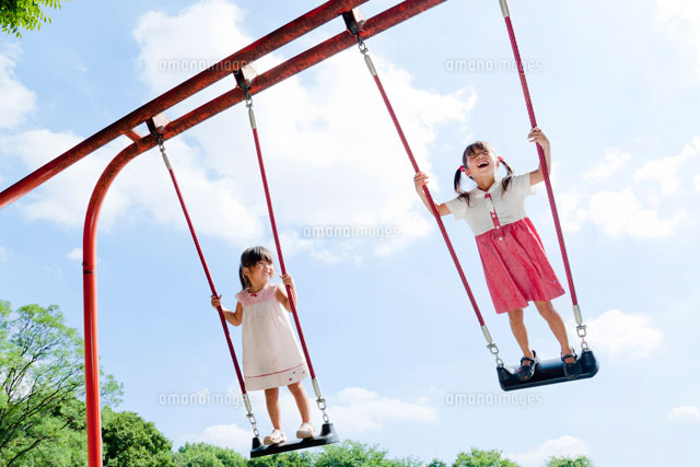 ブランコに乗る姉妹 の写真素材 イラスト素材 アマナイメージズ