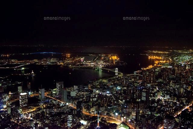 夜の浜松町よりレインボーブリッジとお台場 東京湾 の写真素材 イラスト素材 アマナイメージズ