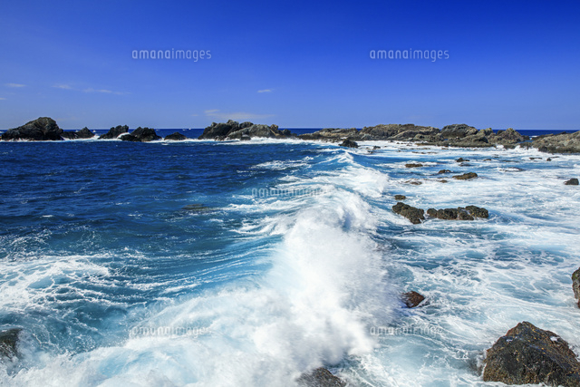 荒波打ち寄せる潮岬海岸 25488035233 の写真素材 イラスト素材 アマナイメージズ