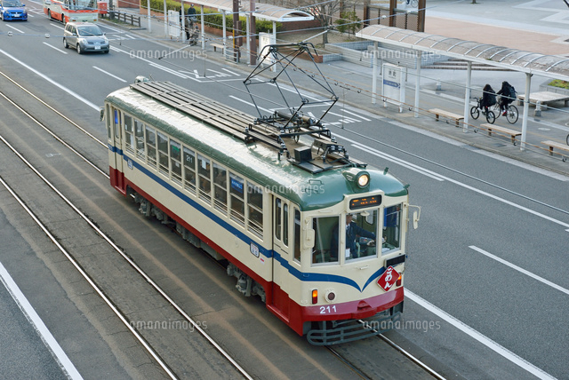 とさでん交通の200形路面電車 25668002209 の写真素材 イラスト素材