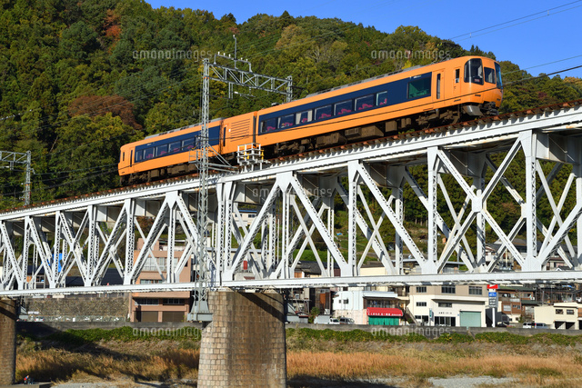 鉄橋を渡る16400系特急電車 後追い 25668004008 の写真素材 イラスト素材 アマナイメージズ