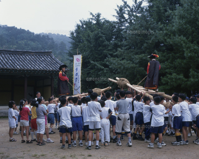 韓国民俗村にて伝統遊びの子供達 の写真素材 イラスト素材 アマナイメージズ
